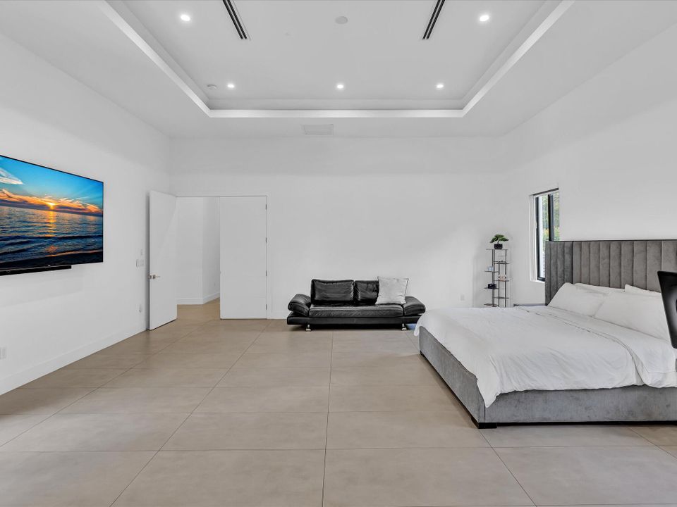 For Rent: $25,000 (5 beds, 6 baths, 5557 Square Feet)