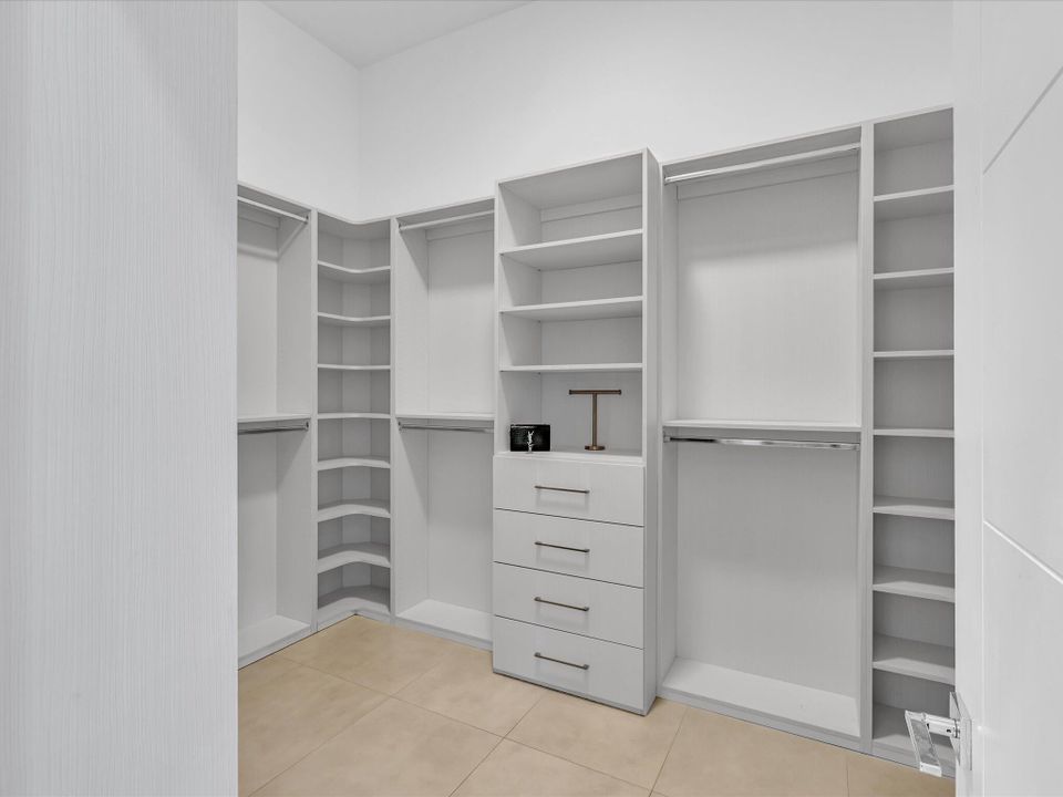 For Rent: $25,000 (5 beds, 6 baths, 5557 Square Feet)