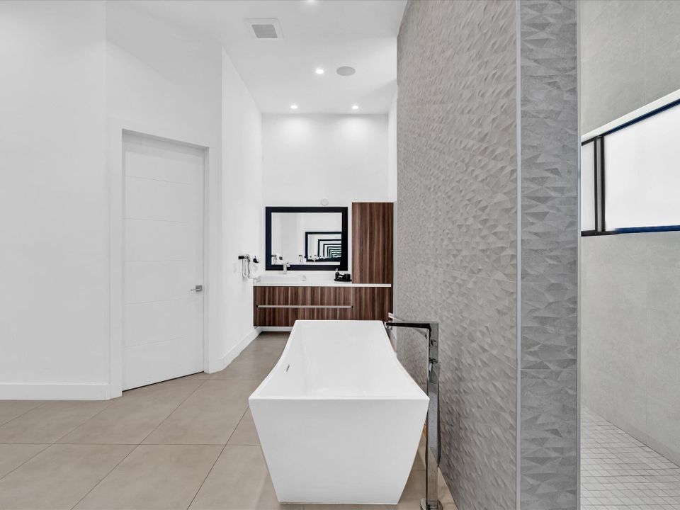 For Rent: $25,000 (5 beds, 6 baths, 5557 Square Feet)