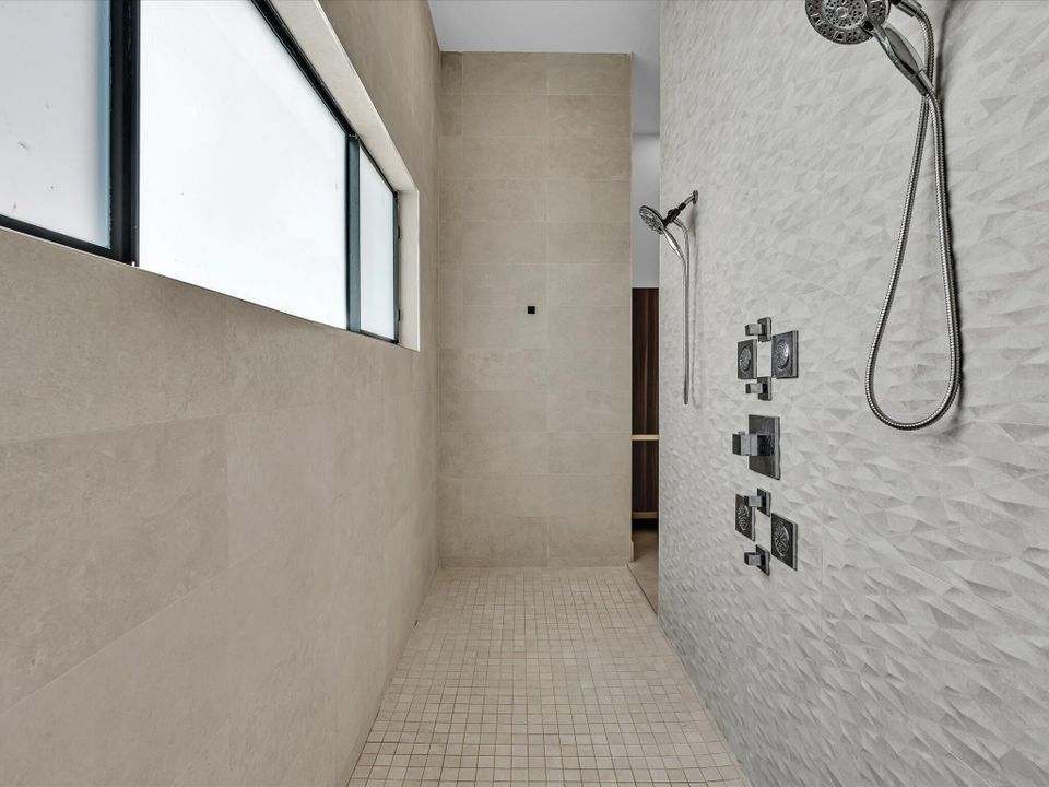 For Rent: $25,000 (5 beds, 6 baths, 5557 Square Feet)