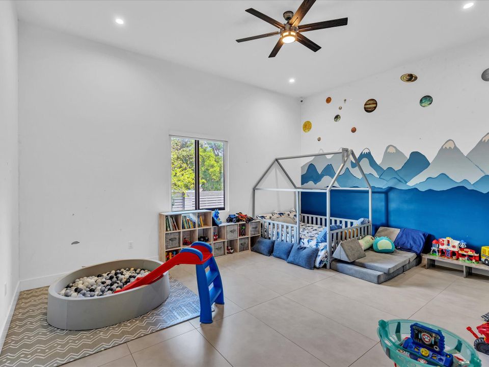 For Rent: $25,000 (5 beds, 6 baths, 5557 Square Feet)