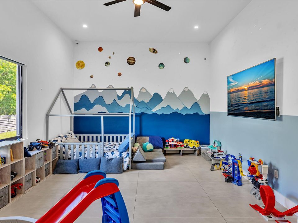 For Rent: $25,000 (5 beds, 6 baths, 5557 Square Feet)