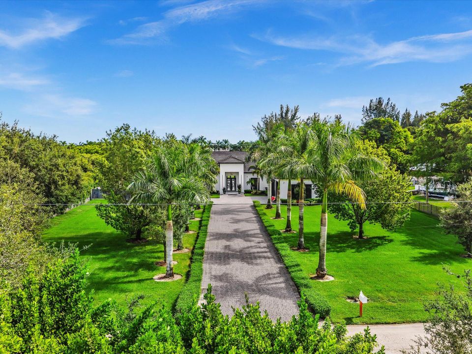 For Rent: $25,000 (5 beds, 6 baths, 5557 Square Feet)