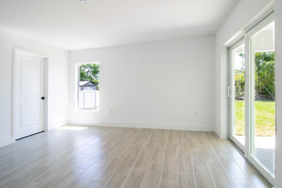 For Rent: $2,150 (4 beds, 2 baths, 2587 Square Feet)