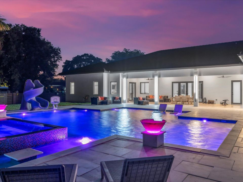 For Rent: $25,000 (5 beds, 6 baths, 5557 Square Feet)