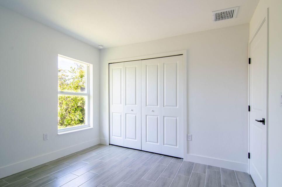 For Rent: $2,150 (4 beds, 2 baths, 2587 Square Feet)