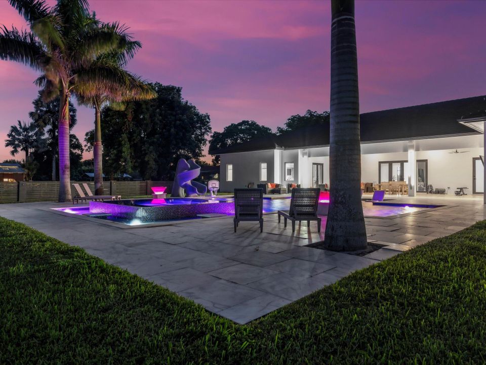 For Rent: $25,000 (5 beds, 6 baths, 5557 Square Feet)