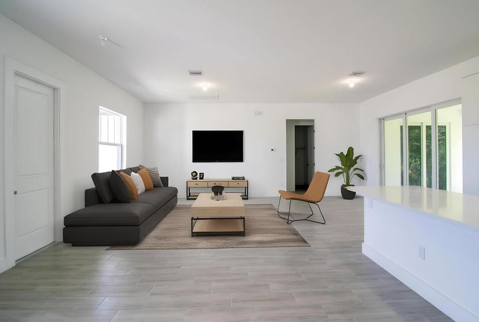 For Rent: $2,150 (4 beds, 2 baths, 2587 Square Feet)