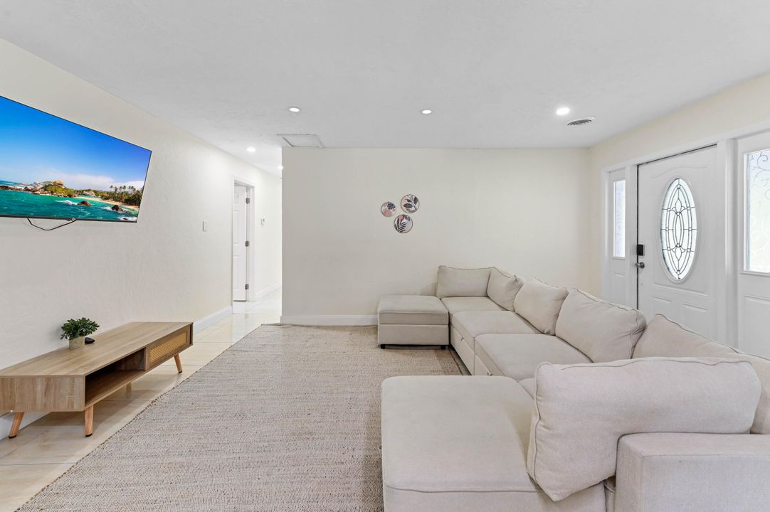 For Rent: $7,600 (5 beds, 3 baths, 1740 Square Feet)