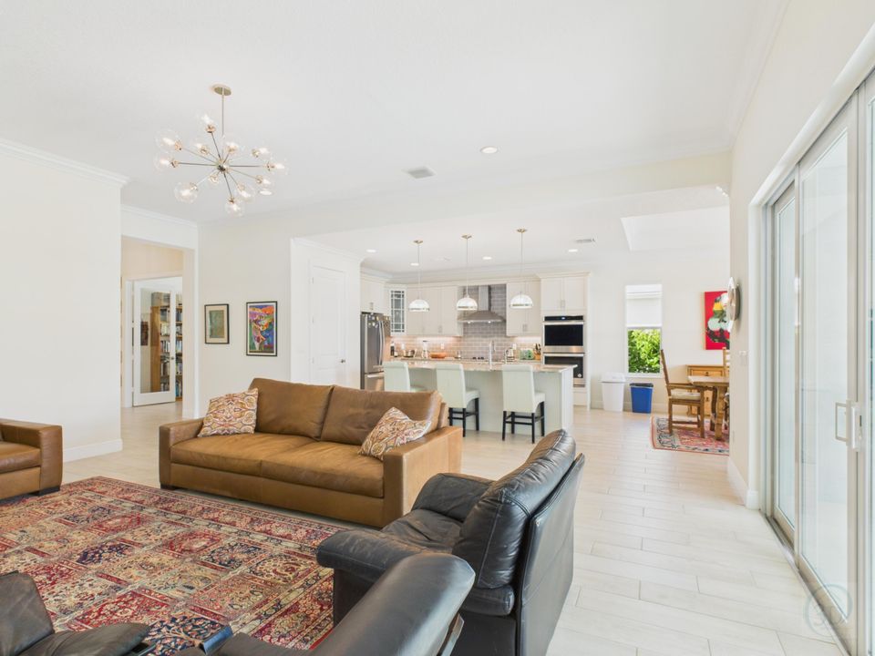 Activo con contrato: $725,000 (3 camas, 3 baños, 2518 Pies cuadrados)