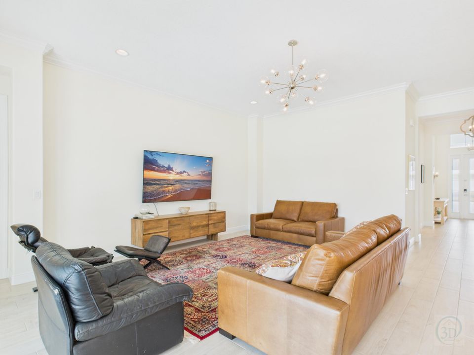 Activo con contrato: $725,000 (3 camas, 3 baños, 2518 Pies cuadrados)