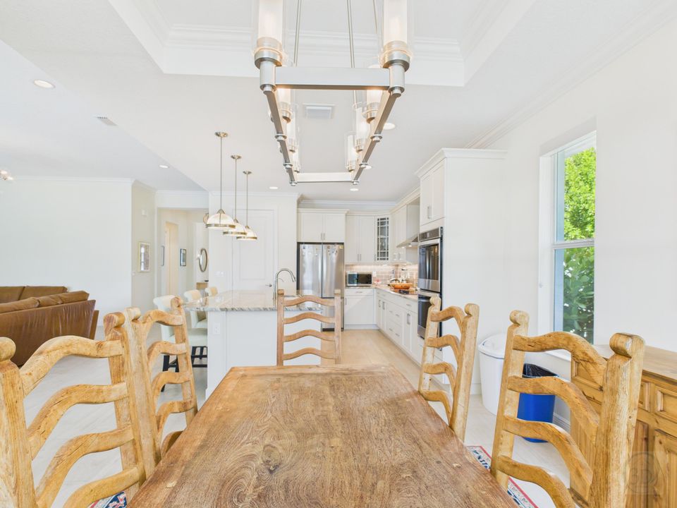 Activo con contrato: $725,000 (3 camas, 3 baños, 2518 Pies cuadrados)