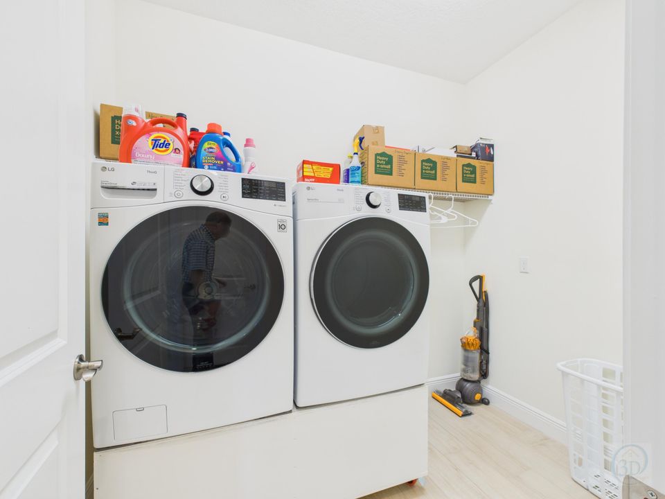 Activo con contrato: $725,000 (3 camas, 3 baños, 2518 Pies cuadrados)