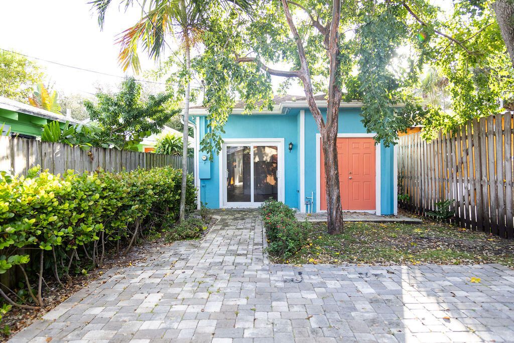 Active With Contract: $2,950 (3 beds, 2 baths, 1290 Square Feet)