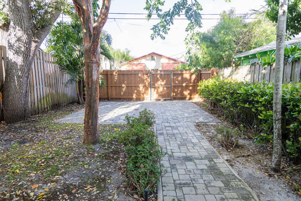 Active With Contract: $2,950 (3 beds, 2 baths, 1290 Square Feet)