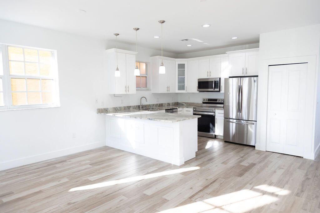 Active With Contract: $2,950 (3 beds, 2 baths, 1290 Square Feet)