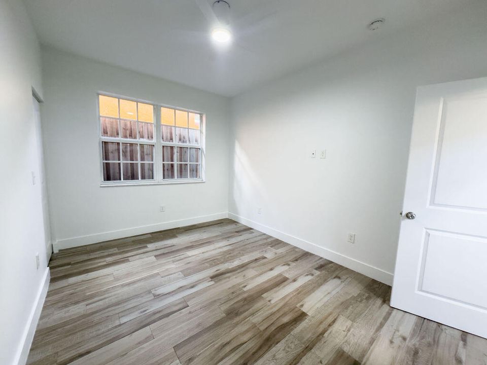 Active With Contract: $2,950 (3 beds, 2 baths, 1290 Square Feet)