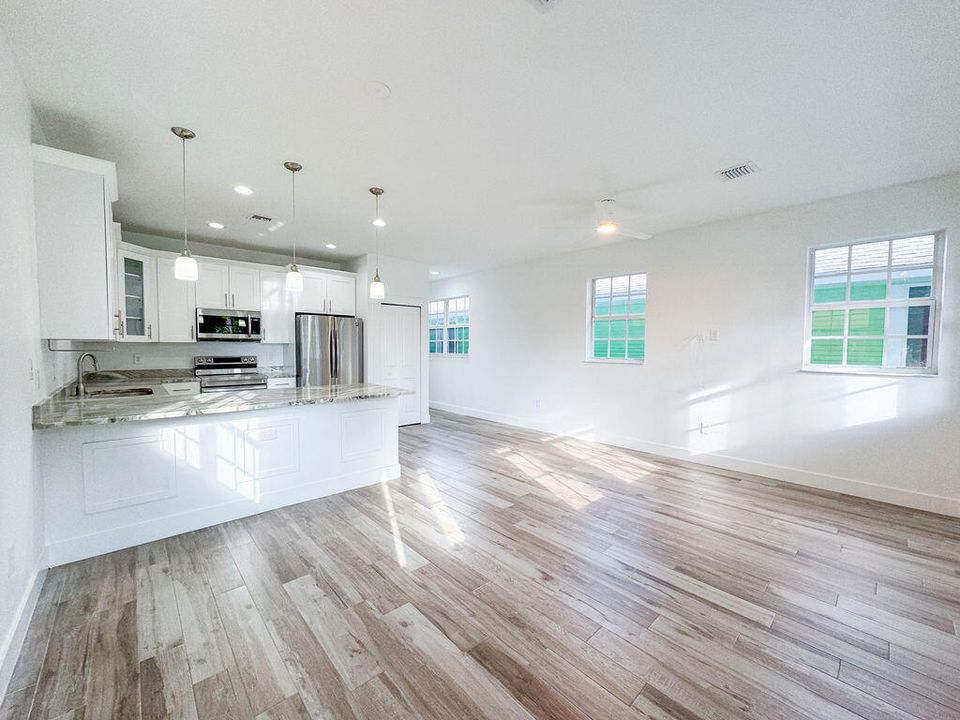 Active With Contract: $2,950 (3 beds, 2 baths, 1290 Square Feet)