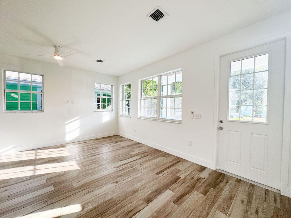 Active With Contract: $2,950 (3 beds, 2 baths, 1290 Square Feet)