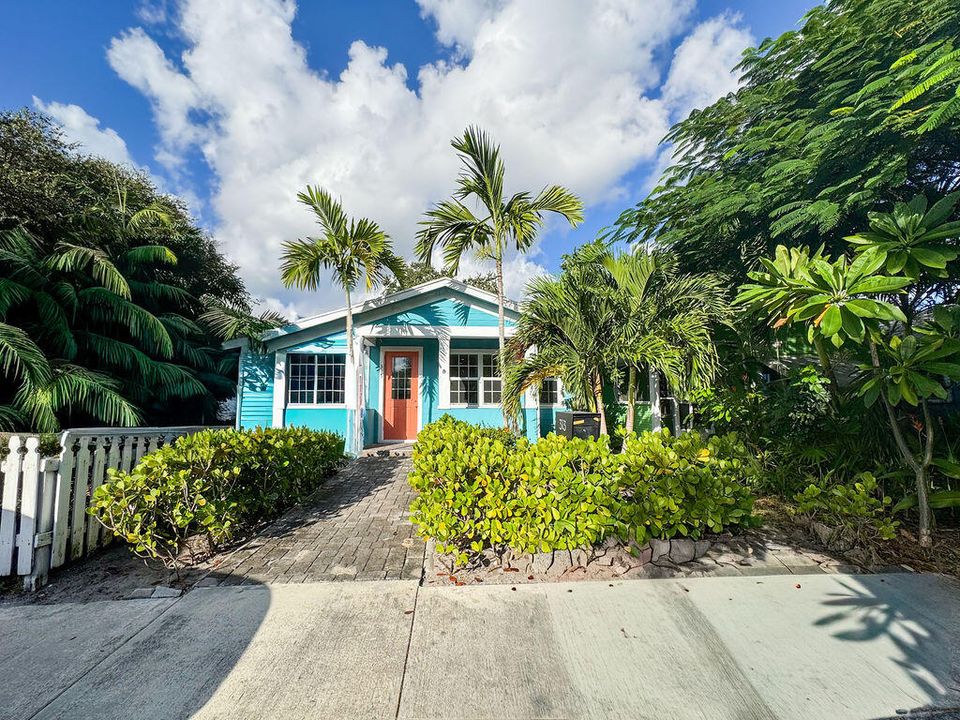 Active With Contract: $2,950 (3 beds, 2 baths, 1290 Square Feet)