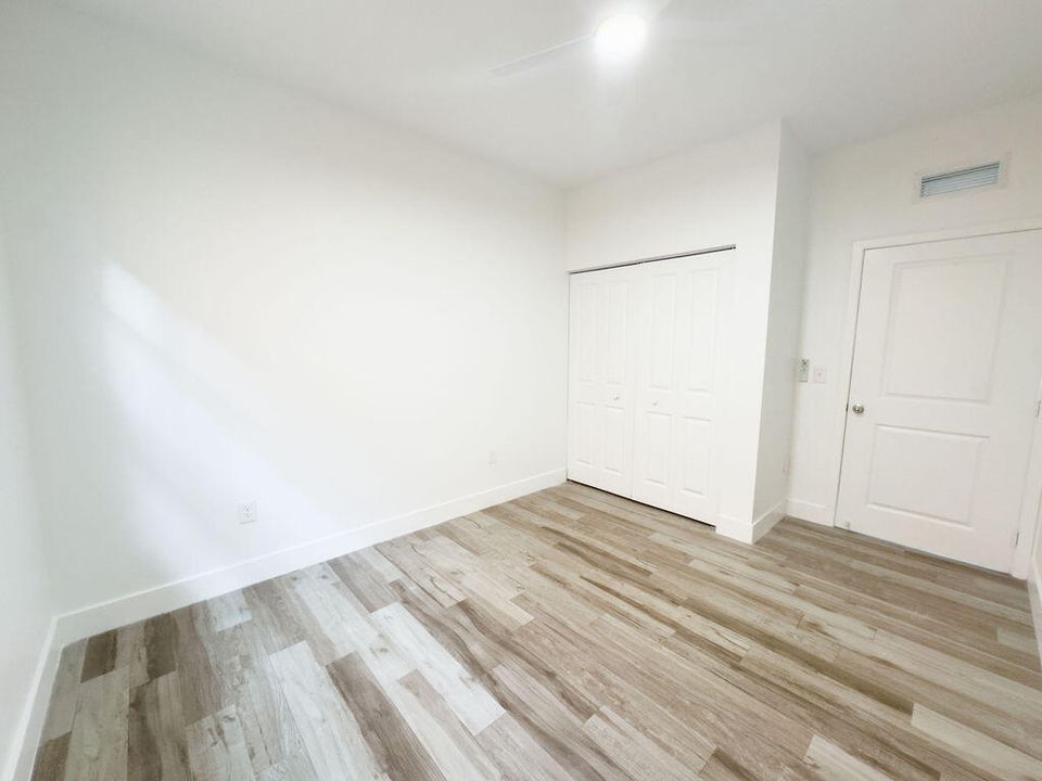 Active With Contract: $2,950 (3 beds, 2 baths, 1290 Square Feet)