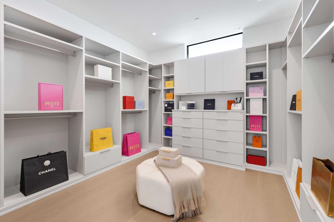 For Sale: $9,600,000 (5 beds, 6 baths, 7713 Square Feet)