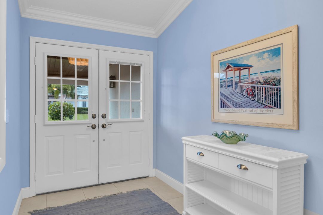 For Sale: $1,050,000 (3 beds, 2 baths, 1923 Square Feet)