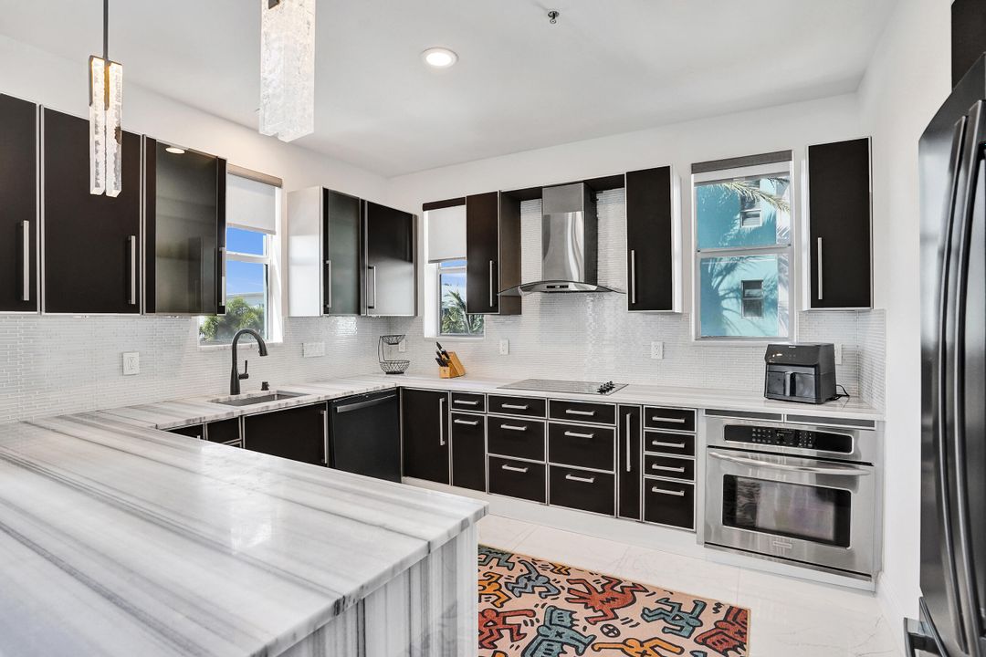 Под контрактом: $10,000 (2 спален, 2 ванн, 1587 Квадратных фут)