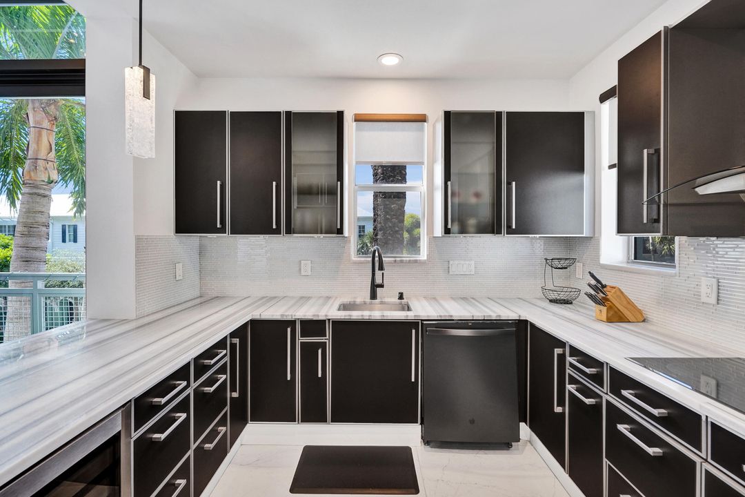 Под контрактом: $10,000 (2 спален, 2 ванн, 1587 Квадратных фут)