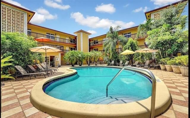 For Sale: $309,900 (2 beds, 2 baths, 790 Square Feet)