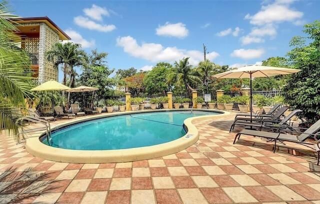 For Sale: $309,900 (2 beds, 2 baths, 790 Square Feet)