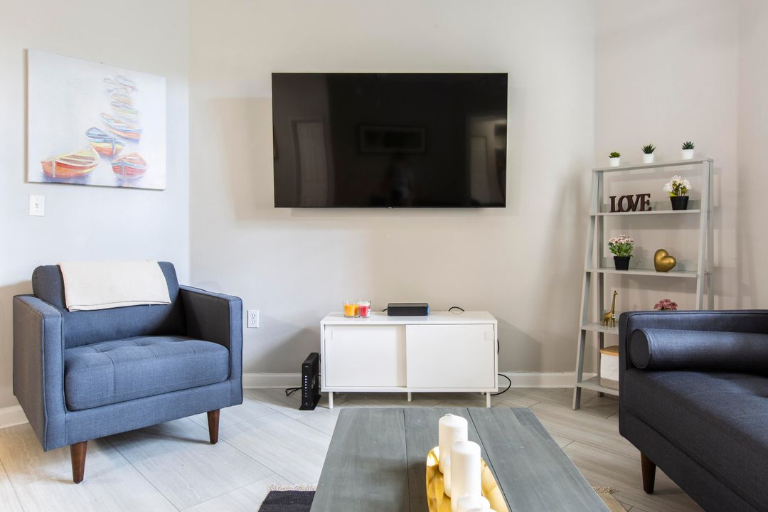 Recently Rented: $3,550 (2 beds, 2 baths, 1140 Square Feet)