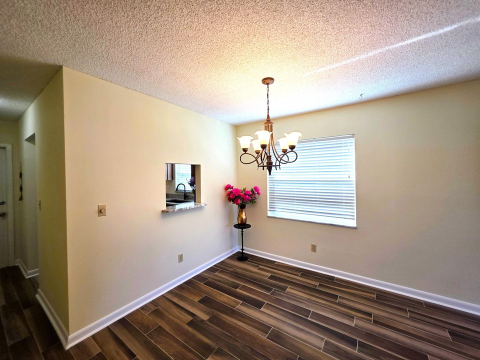 出租: $1,550 (2 贝兹, 2 浴室, 1000 平方英尺)