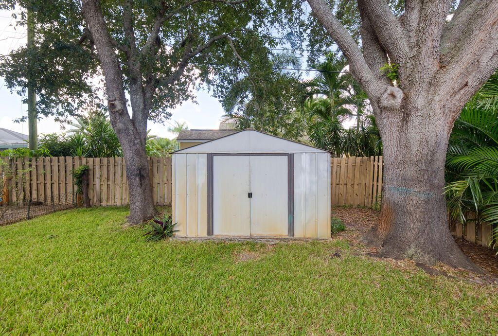 For Sale: $465,000 (3 beds, 2 baths, 2044 Square Feet)