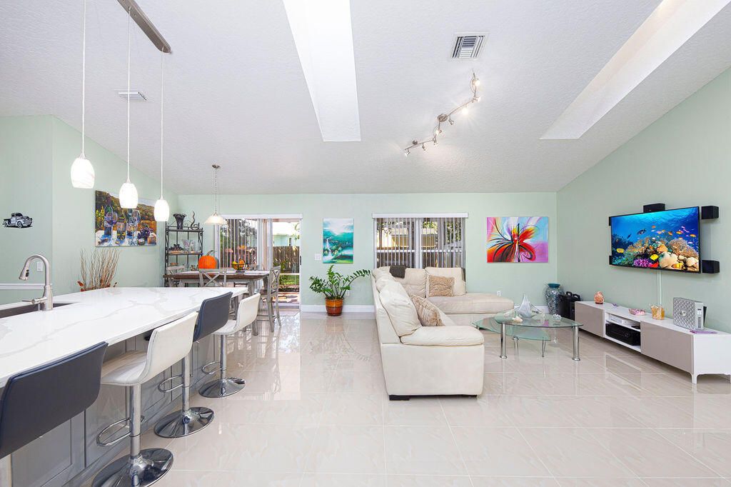 For Sale: $465,000 (3 beds, 2 baths, 2044 Square Feet)