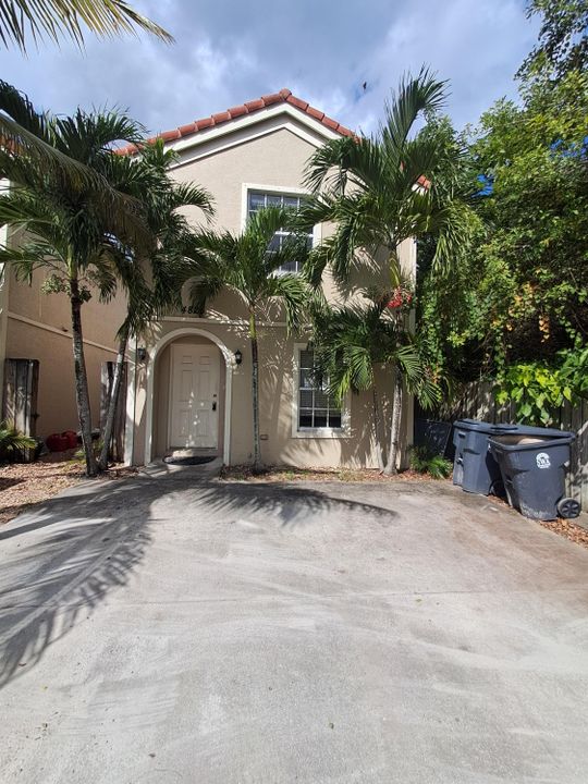 Recently Rented: $1,950 (2 beds, 2 baths, 1216 Square Feet)