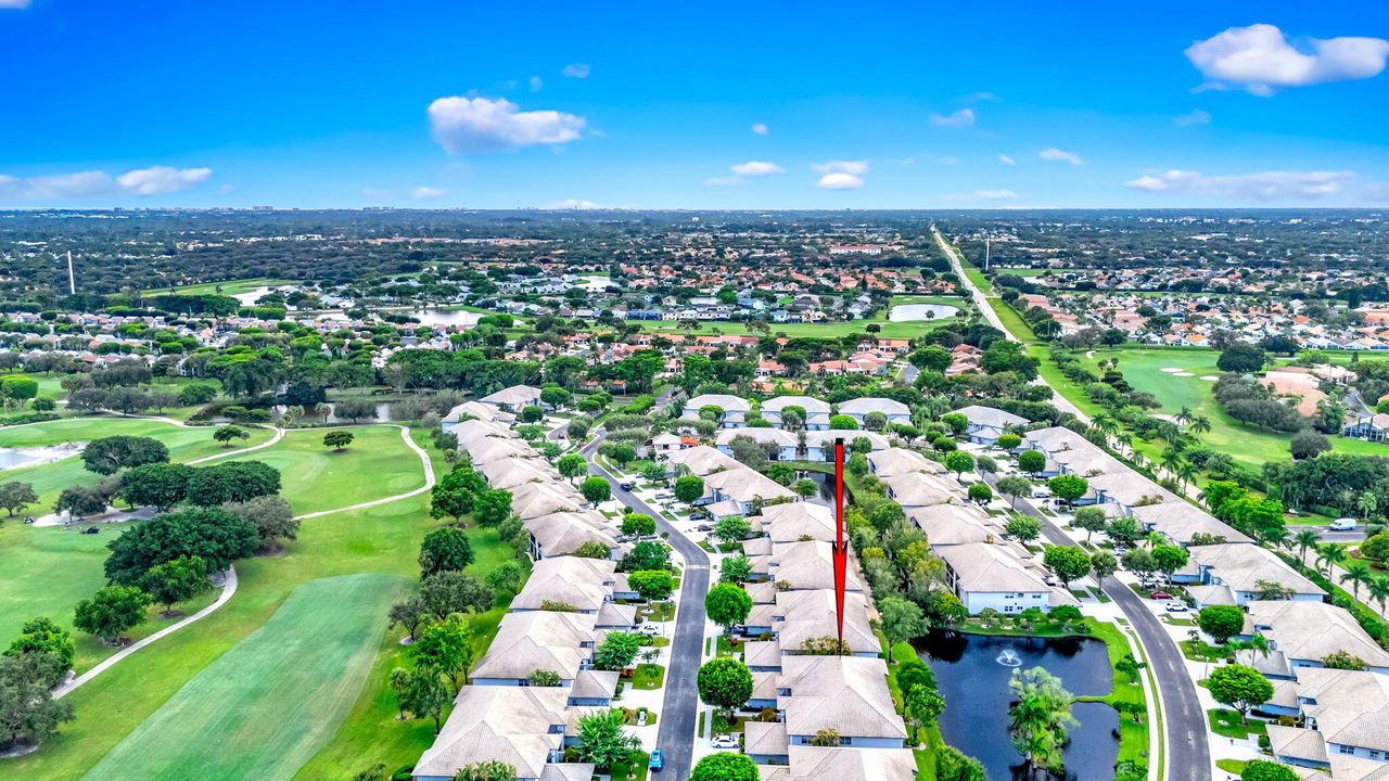 Под контрактом: $329,000 (2 спален, 2 ванн, 2115 Квадратных фут)