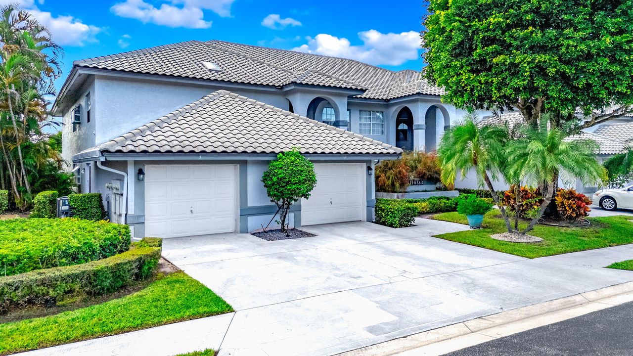 Под контрактом: $329,000 (2 спален, 2 ванн, 2115 Квадратных фут)