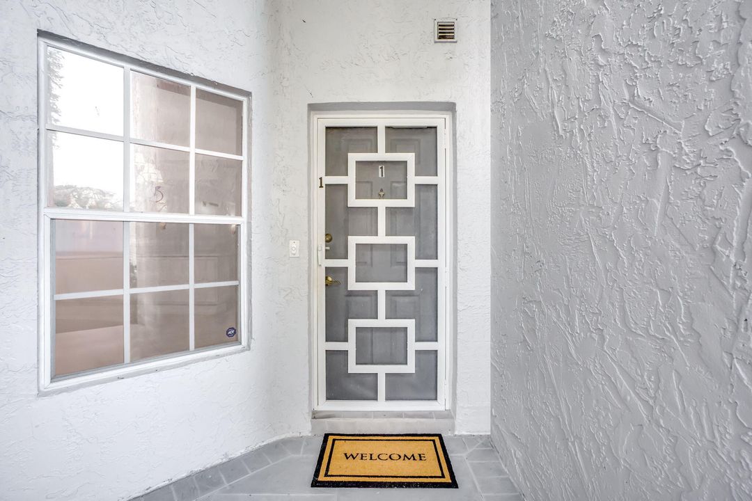 Под контрактом: $329,000 (2 спален, 2 ванн, 2115 Квадратных фут)