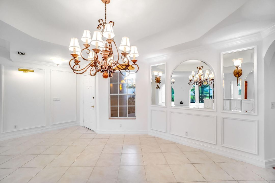 Под контрактом: $329,000 (2 спален, 2 ванн, 2115 Квадратных фут)