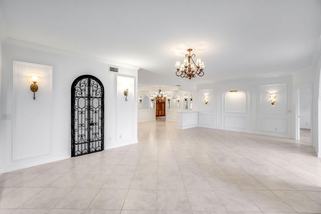 Под контрактом: $329,000 (2 спален, 2 ванн, 2115 Квадратных фут)