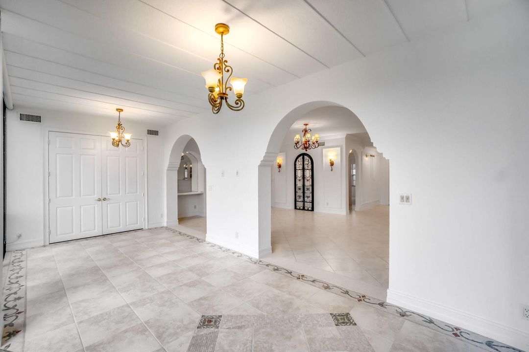 Под контрактом: $329,000 (2 спален, 2 ванн, 2115 Квадратных фут)