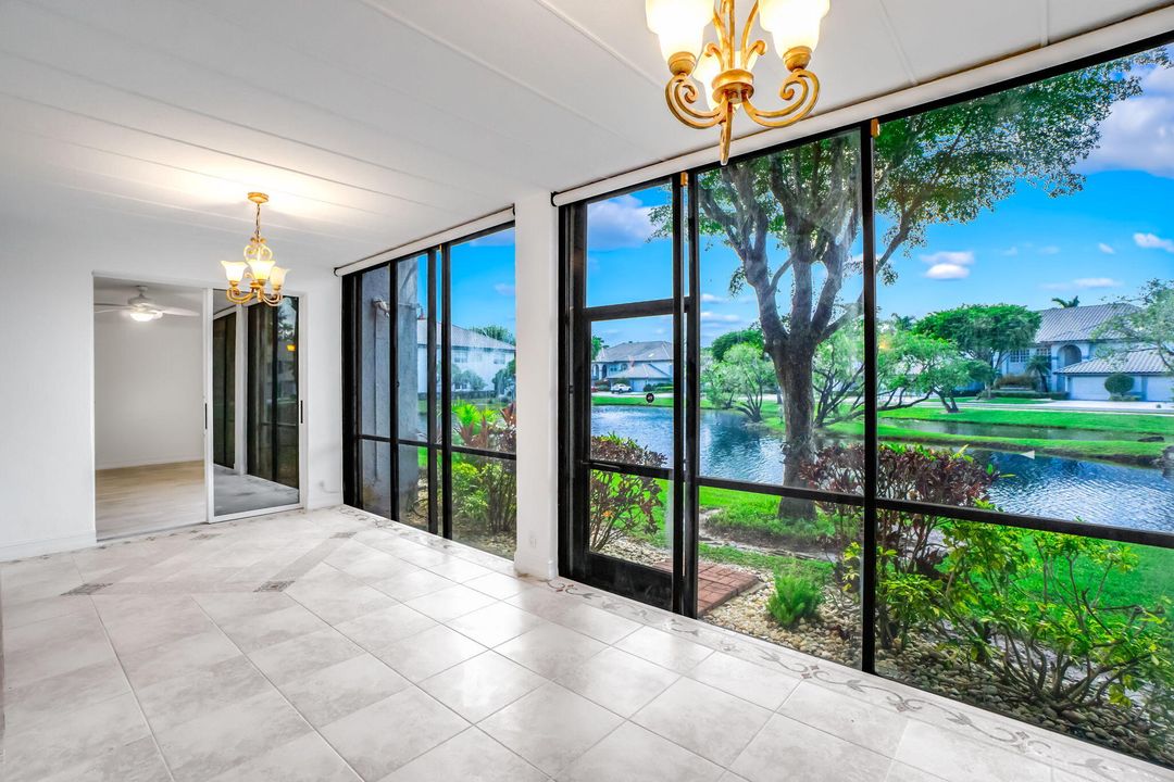 Под контрактом: $329,000 (2 спален, 2 ванн, 2115 Квадратных фут)