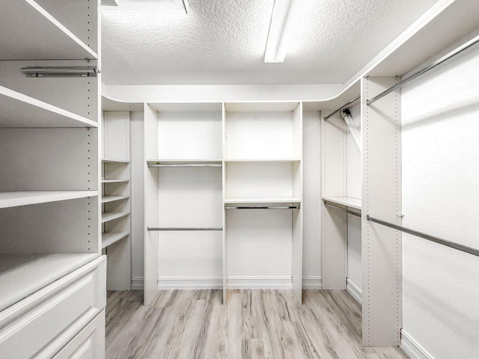 Под контрактом: $329,000 (2 спален, 2 ванн, 2115 Квадратных фут)