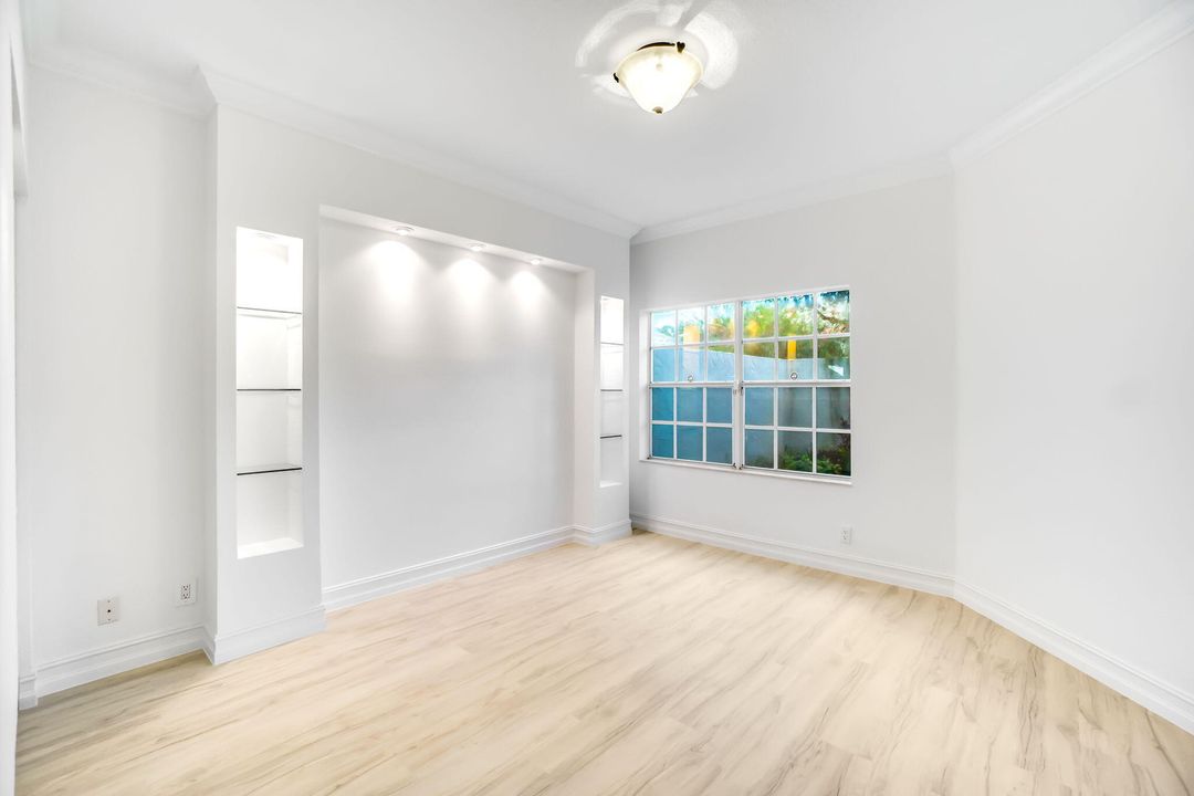 Под контрактом: $329,000 (2 спален, 2 ванн, 2115 Квадратных фут)