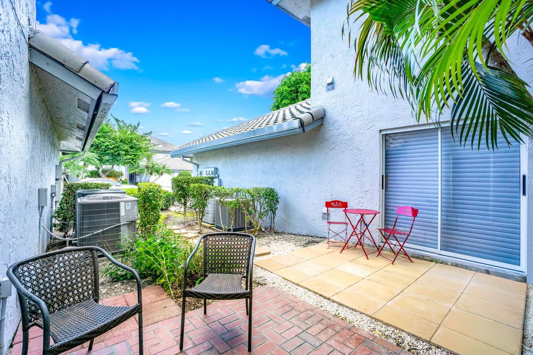 Под контрактом: $329,000 (2 спален, 2 ванн, 2115 Квадратных фут)