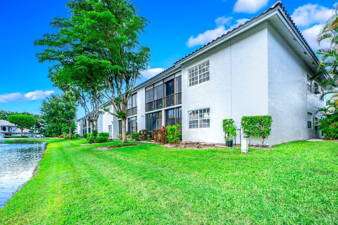 Под контрактом: $329,000 (2 спален, 2 ванн, 2115 Квадратных фут)