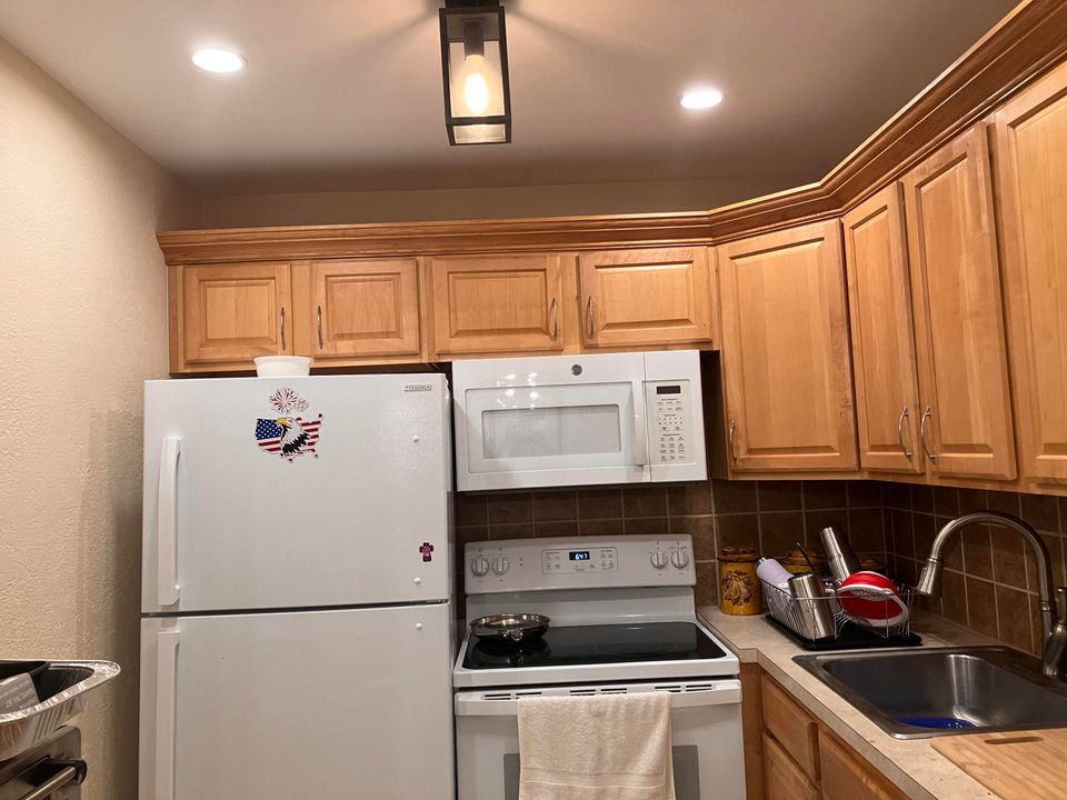 For Sale: $88,000 (1 beds, 1 baths, 684 Square Feet)