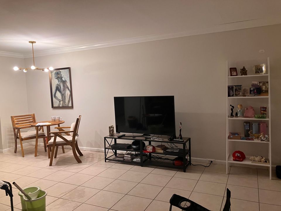 For Sale: $88,000 (1 beds, 1 baths, 684 Square Feet)