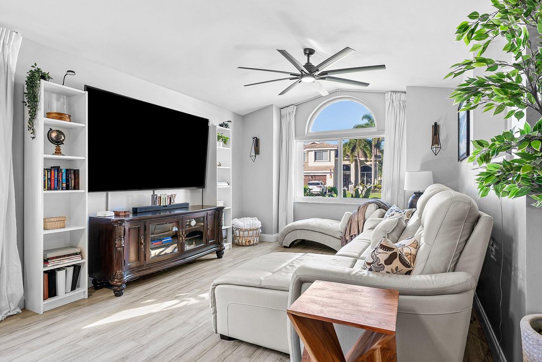 合同活跃: $569,000 (3 贝兹, 2 浴室, 1674 平方英尺)